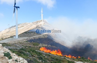 Νάξος: Επεκτάθηκε η φωτιά στην Κόρωνο – Επιχείρηση κατάσβεσης