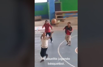 Γιαγιά παίζει μπάσκετ στο Μεξικό 