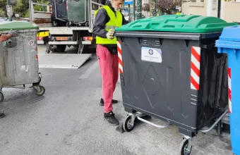 Υπάλληλος του δήμου Αθηναίων τοποθετεί κάδο απορριμμάτων