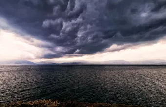 Συννεφιά πάνω από τη θάλασσα 