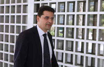 O δημοσιογράφος Θανάσης Κουκάκης έξω από τον Άρειο Πάγο 