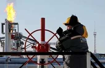 Εργάτης κλείνει τη στρόφιγγα πετρελαίου 