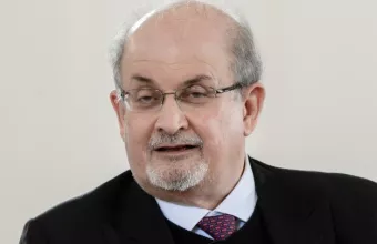 ΗΠΑ: Διάσημοι συγγραφείς εκφράζουν την αλληλεγγύη τους στον Σαλμάν Ρούσντι 