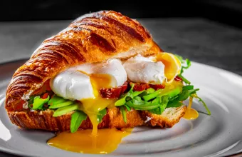 Το απόλυτο σάντουιτς με κρουασάν, scrambled αυγά και μπέικον