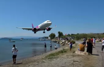 Τουρίστες καταγράφουν στη Σκιάθο προσγείωση αεροπλάνου 