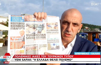 Ο Μανώλης Κωστίδης δείχνει το πρωτοσέλιδο της Yeni Safak