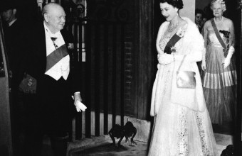 Ο σερ Ουίνστον Τσόρτσιλ με την Βασίλισσα Ελισάβετ