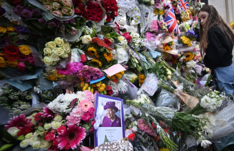 Θάνατος Βασίλισσας Ελισάβετ: Στο Εδιμβούργο η σορός της- Την Τρίτη στο Λονδίνο