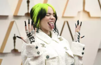 H Billie Eilish τραγουδά τα δύο νέα single κομμάτια της