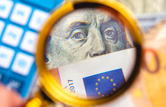 Νέο χαμηλό εικοσαετίας για το ευρώ στο 0,98 - Μεγάλες απώλειες στις αγορές 