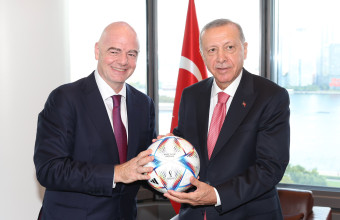 Ερντογάν: Η στιγμή που κάνει κεφαλιά με μπάλα που του δώρισε ο πρόεδρος της FIFA