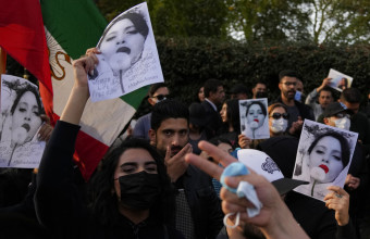 Μπέρμποκ: Να επιβληθούν νέες κυρώσεις στο Ιράν για την αιματηρή καταστολή των διαδηλώσεων