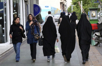 Ιράν: Μέλος της αστυνομίας ηθικής δηλώνει ότι «προστατεύει τις γυναίκες» στη σκιά του θανάτου της Μαχσά Αμινί