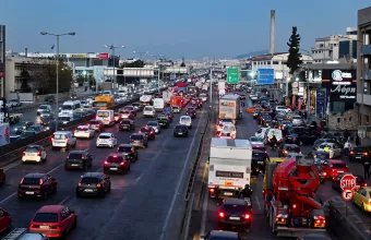 Κίνηση:  Σύγκρουσης νταλίκας με Ι.Χ. επιβατηγό, στο ύψος των Αγίων Αναργύρων - Πού υπάρχουν έντονα μποτιλιαρίσματα