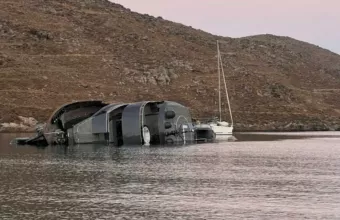 Βυθίστηκε κατά το ήμισυ η διάσημη θαλαμηγός «007» στην Κύθνο