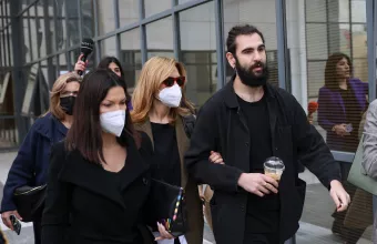 H Ελπίδα Νίνου συνοδευόμενη από τον γιο της, στο δικαστήριο