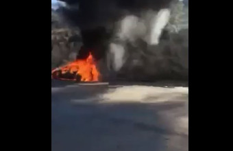 Παραλιακή: Aυτοκίνητο έπιασε φωτιά στο ρεύμα προς Βάρκιζα