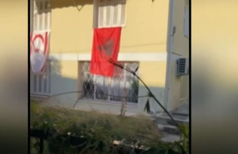 Παπάγου: Κρέμασαν σημαία του ψευδοκράτους και της Αλβανίας έξω από σπίτι