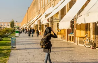 Ιράν: Απεβίωσε η 22χρονη που είχε συλληφθεί από την αστυνομία ηθών επειδή δεν φορούσε σωστά τη μαντίλα