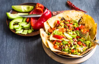 Tacos με γλυκοπατάτες, αβοκάντο και μαύρα φασόλια