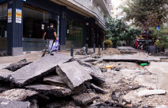 Κατεστραμμένος δρόμος στο κέντρο της Θεσσαλονίκης μετά την χθεσινά έντονα καιρικά φαινόμενα κατά την διάρκεια της νύχτας