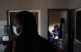 Γκάμπια: Οργή για τον θάνατο τουλάχιστον 69 παιδιών από νοθευμένο σιρόπι 