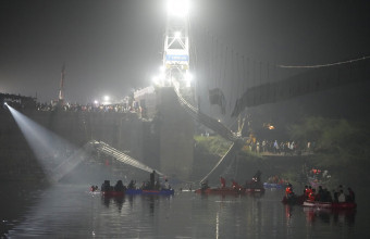 Κατάρρευση κρεμαστής γέφυρας στην Ινδία