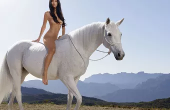 Η Emily Ratajkowski φιλιέται παθιασμένα 