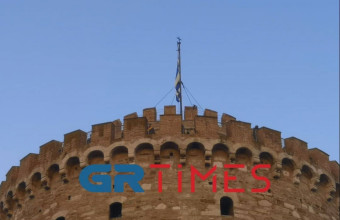 Θεσσαλονίκη: Έπαρση της σημαίας στο Λευκό Πύργο για τη διπλή εορτή - Φωτό - Βίντεο 