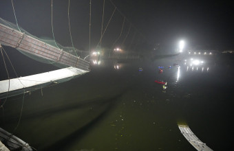 Συγκλονιστικό βίντεο: Η στιγμή της κατάρρευσης της γέφυρας στην Ινδία - Στους 141 οι νεκροί
