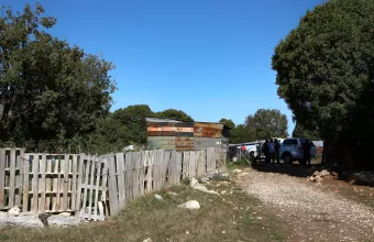 Σοκαρισμένοι συγγενείς και κάτοικοι από το διπλό φονικό