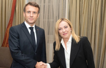 Ο πρόςδρος της Γαλλίας Εμανουέλ Μακρόν και η νέα πρωθυπουργός της Ιταλίας Τζόρτζια Μελόνι