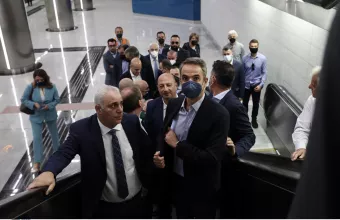 O πρωθυπουργός στο μετρό του Πειραιά