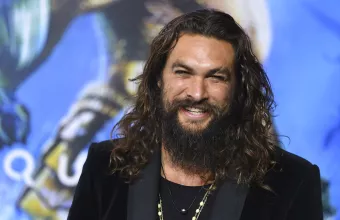 «Πανικός» σε live μετάδοση: Ο Jason Momoa κάνει τηλεοπτικό στριπτίζ