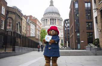 O αρκούδος Πάντινγκτον είναι ένας από τους πιο δημοφιλείς χαρακτήρες της βρετανικής παιδικής λογοτεχνίας