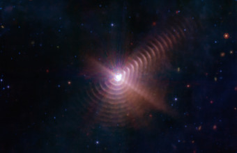 Nasa: Σπάνιο είδος αστεριού από 17 δακτύλιους σκόνης σε ουράνιο χορό