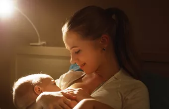 Ιταλία: Oι βουλευτίνες θα μπορούν να θηλάζουν τα παιδιά τους μέσα στην αίθουσα