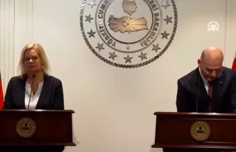 Δημόσια «κόντρα» Νάνσι Φέζερ – Σουλεϊμάν Σοϊλού για τις τουρκικές επιθέσεις σε Συρία και Ιράκ