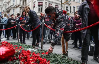 Λουλούδια στον τόπο της έκρηξης