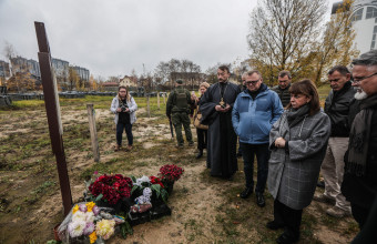 Ουκρανία: Σοκαρισμένη από τους μαζικούς τάφους και τις καταστροφές η Κατερίνα Σακελλαροπούλου 