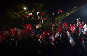 Καταδίκη Ιμάμογλου: Δεκάδες χιλιάδες στη διαμαρτυρία της Κωνσταντινούπολης