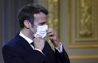 Κορωνοϊός: Ο Μακρόν ξαναβάζει τη μάσκα