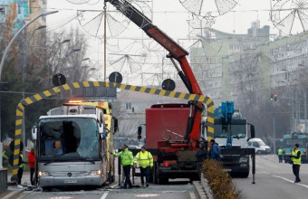 Δυστύχημα με λεωφορείο στο Βουκουρέστι: Συγκλονιστικά βίντεο πριν και μετά