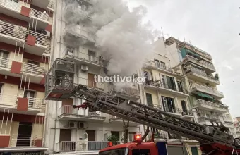 Στις φλόγες διαμέρισμα στο κέντρο της Θεσσαλονίκης - Απεγκλωβίστηκαν δύο άτομα