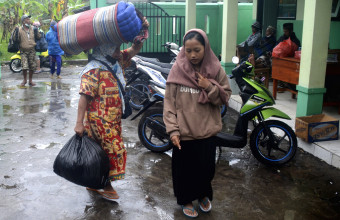 Ινδονησία: Οι αρχές απομάκρυναν σχεδόν 2.000 κατοίκους λόγω της έκρηξης του ηφαιστείου Σεμερού