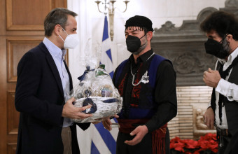 Θάλασσα και Αθήνα προτιμούν οι πολιτικοί αρχηγοί για τα Χριστούγεννα