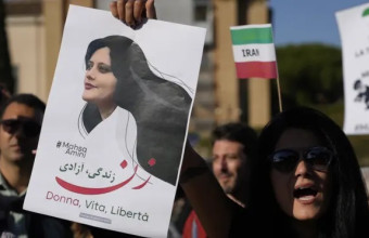 Το Ιράν συγκλονίζεται από αντικυβερνητικές διαδηλώσεις που ξέσπασαν λόγω του θανάτου στις 16 Σεπτεμβρίου της Μαχσά Αμινί