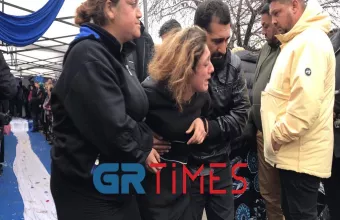 Σπαραγμός στην κηδεία του 16χρονου