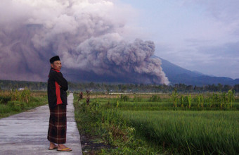 Ινδονησία - Σεμερού: Σε συναγερμό οι αρχές έπειτα από έκρηξη στο ηφαίστειο - Βίντεο