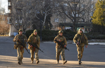 Τουλάχιστον 10 νεκροί και 58 τραυματίες από ρωσικό βομβαρδισμό στη Χερσώνα